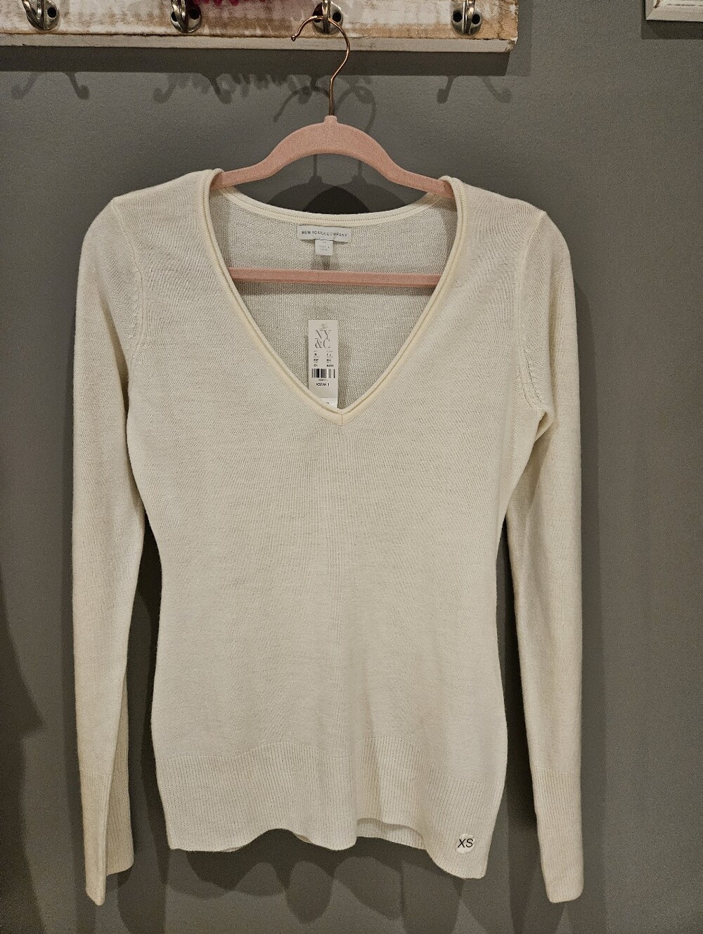 NWT NEW YORK & COMPANY Cream V-Neck Lightweight Knit Sweater
